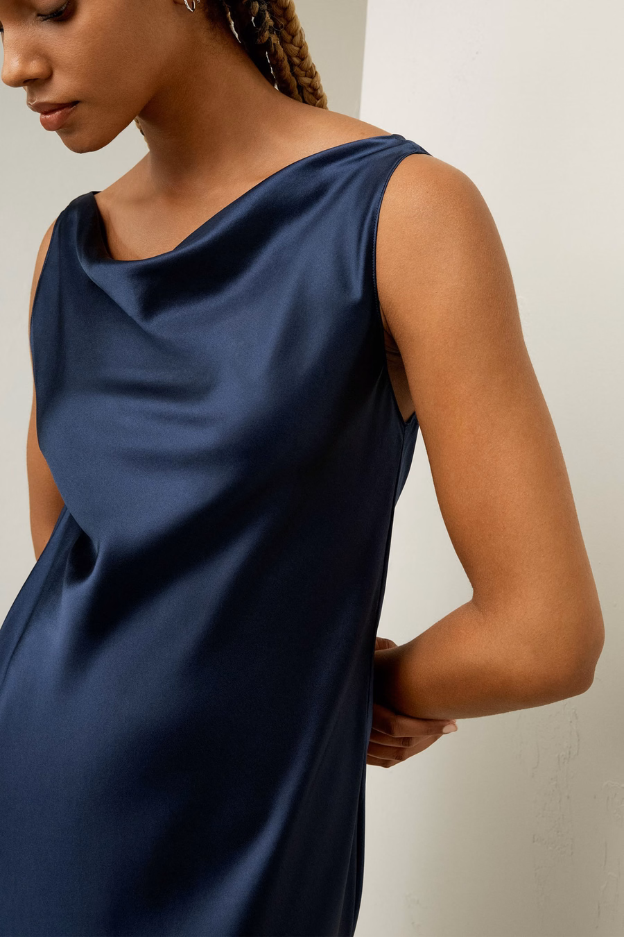 Cowl-Neck-Seiden-Midikleid