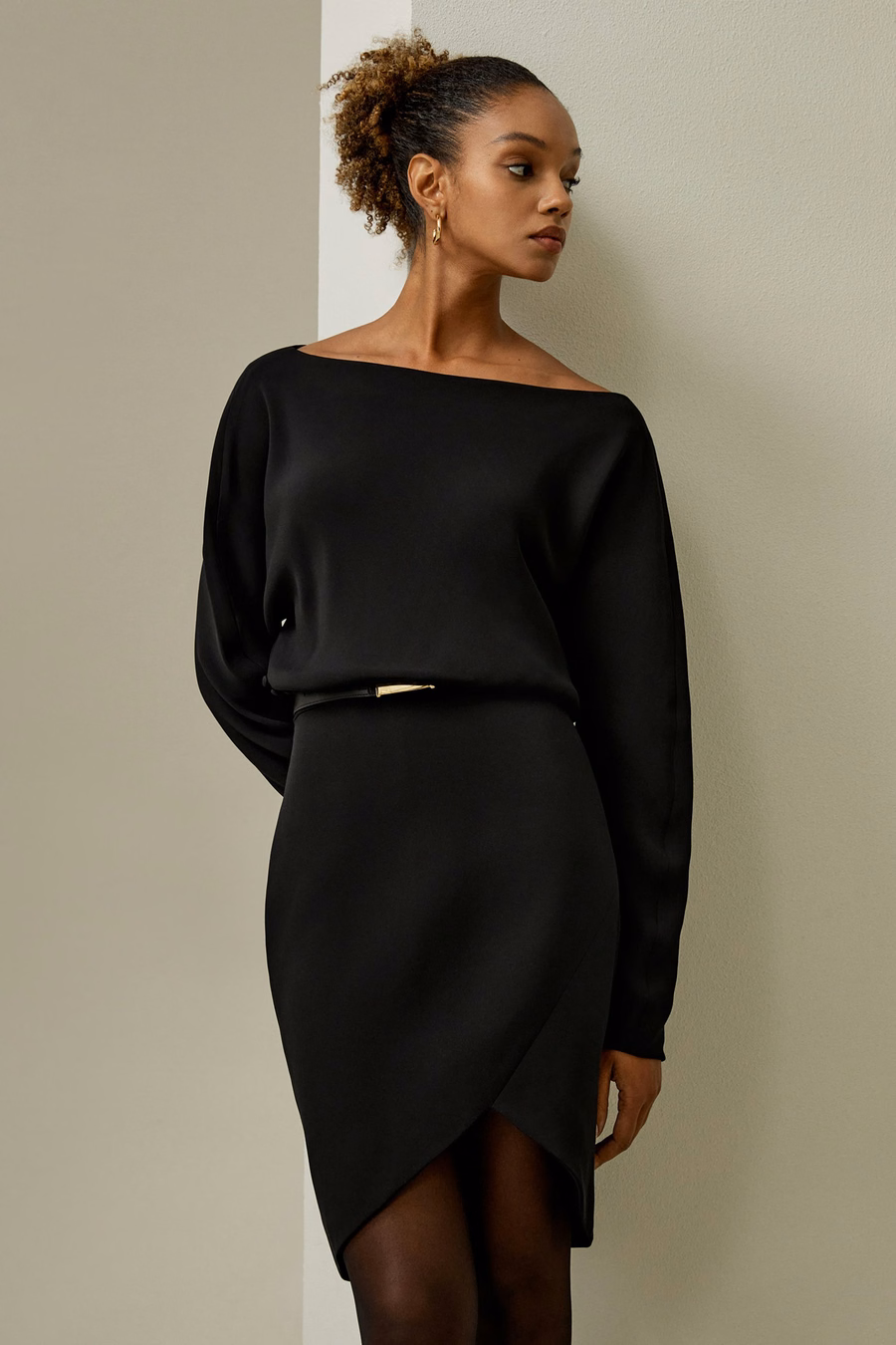 Langärmliges gathered Seiden-Minikleid