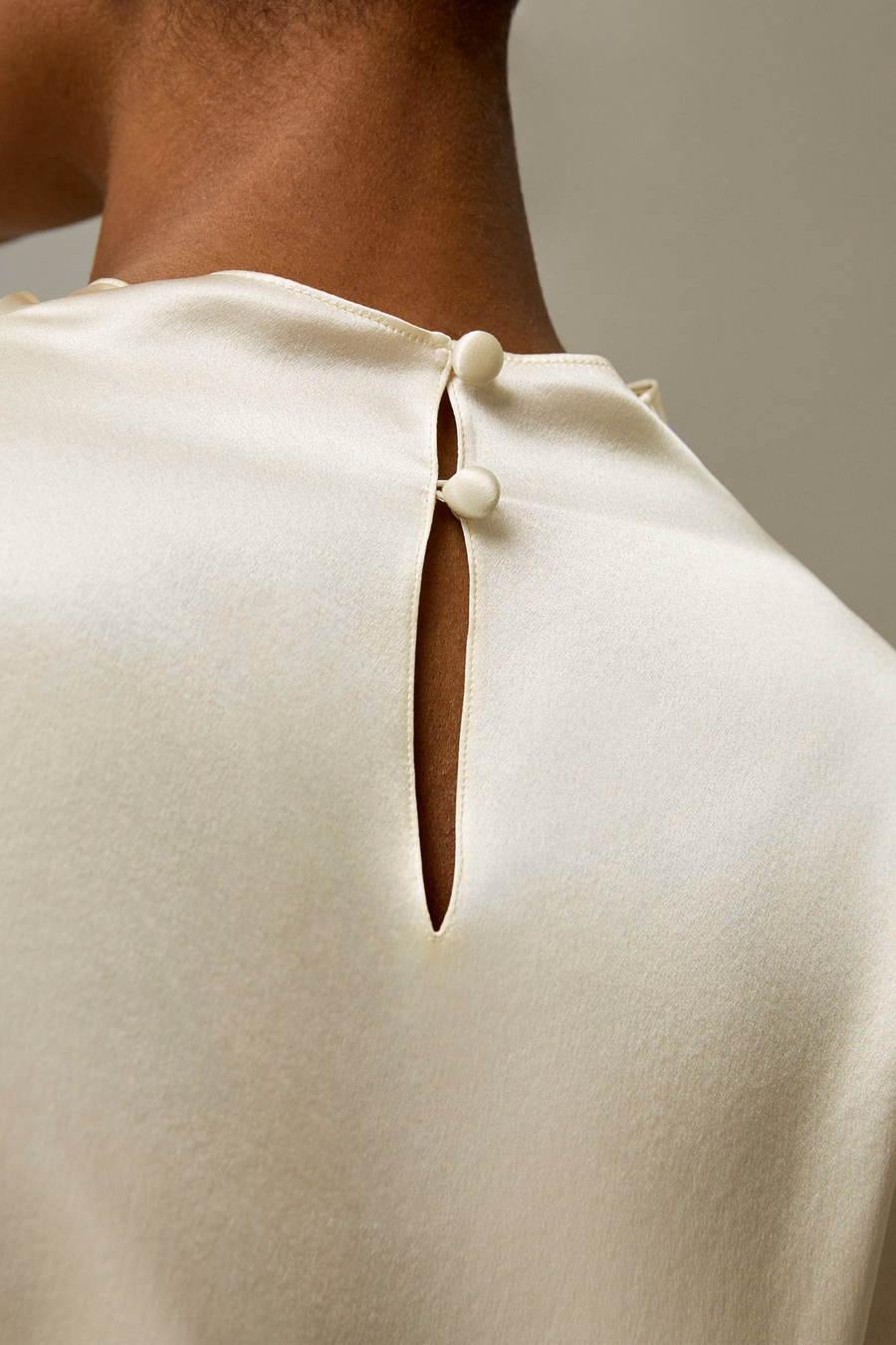 Minimalistisches Seidentop mit Glockenärmeln