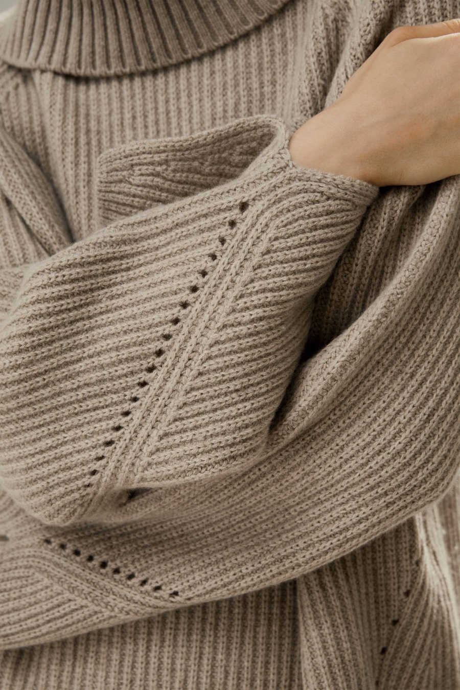 Oversized Merinowolle Pullover mit Schlitzärmeln