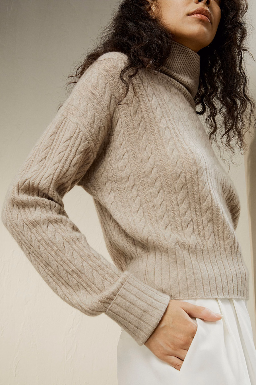 Klassischer Kabelstrick-Turtleneck-Pullover