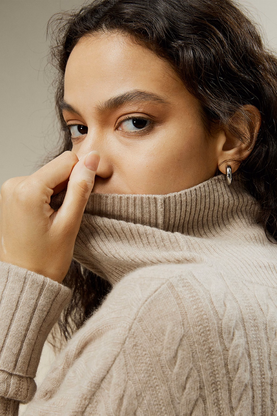 Klassischer Kabelstrick-Turtleneck-Pullover