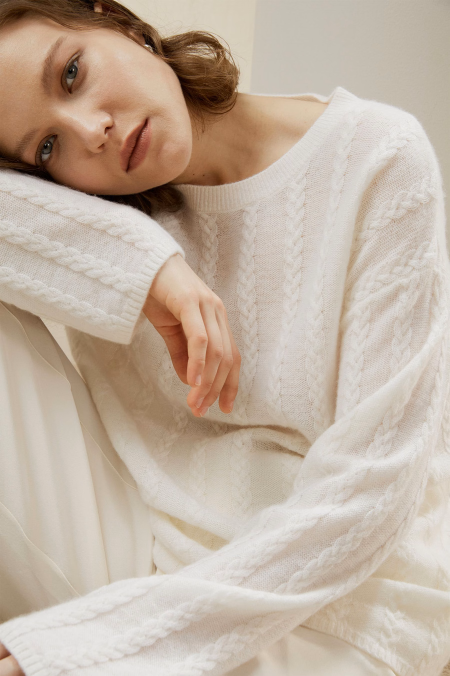 Semi-durchsichtiger Kabelstrick-Kaschmirpullover