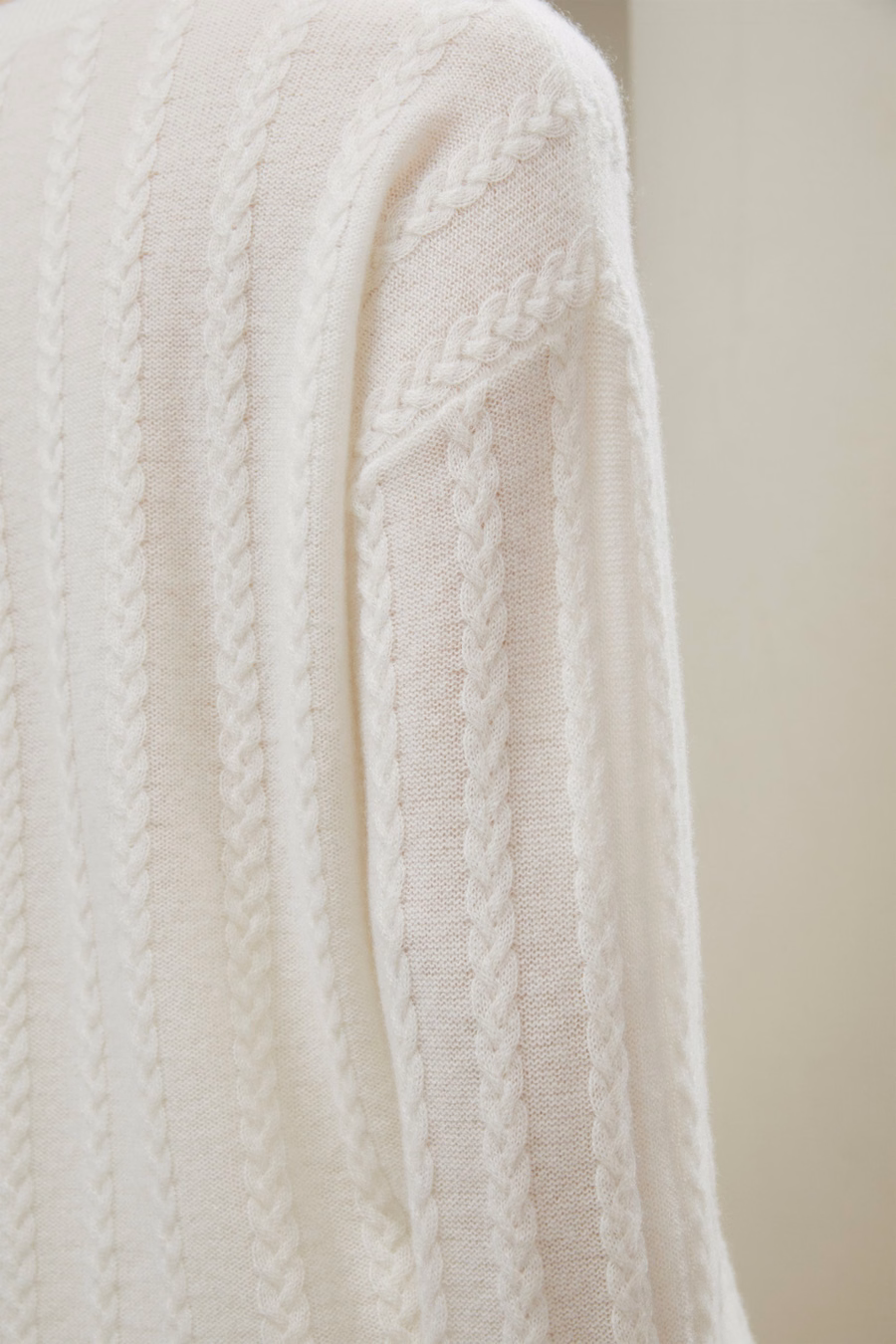 Semi-durchsichtiger Kabelstrick-Kaschmirpullover
