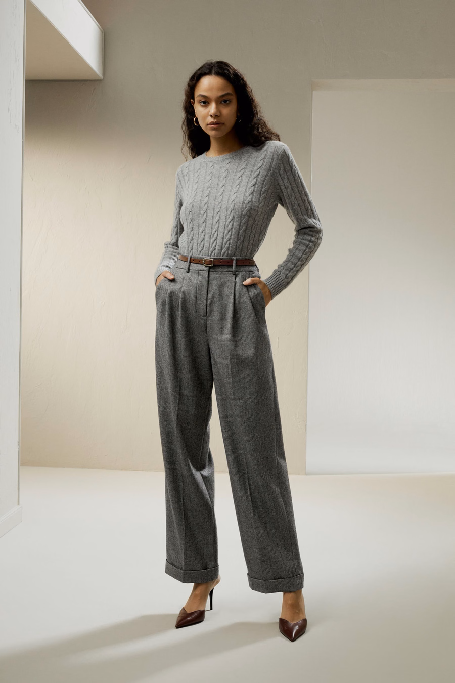 Klassischer Kabelstrickpullover mit gerippten Kanten