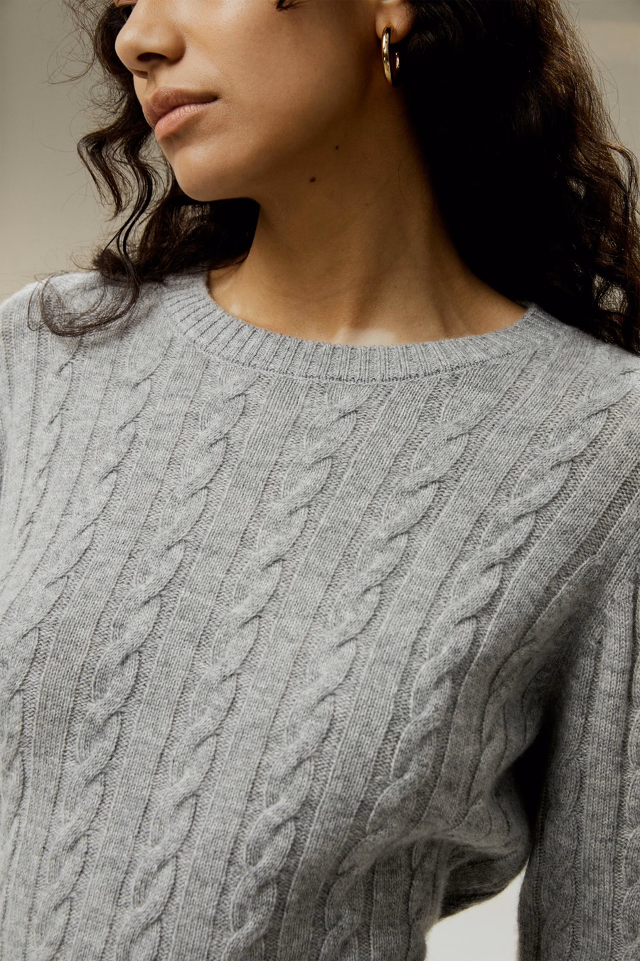 Klassischer Kabelstrickpullover mit gerippten Kanten