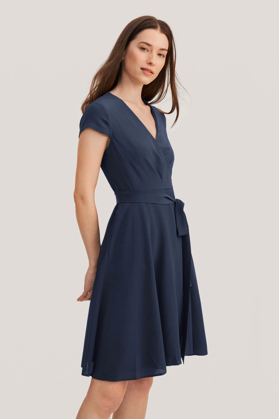 Figur-flatternder, seidenwrap Kleid