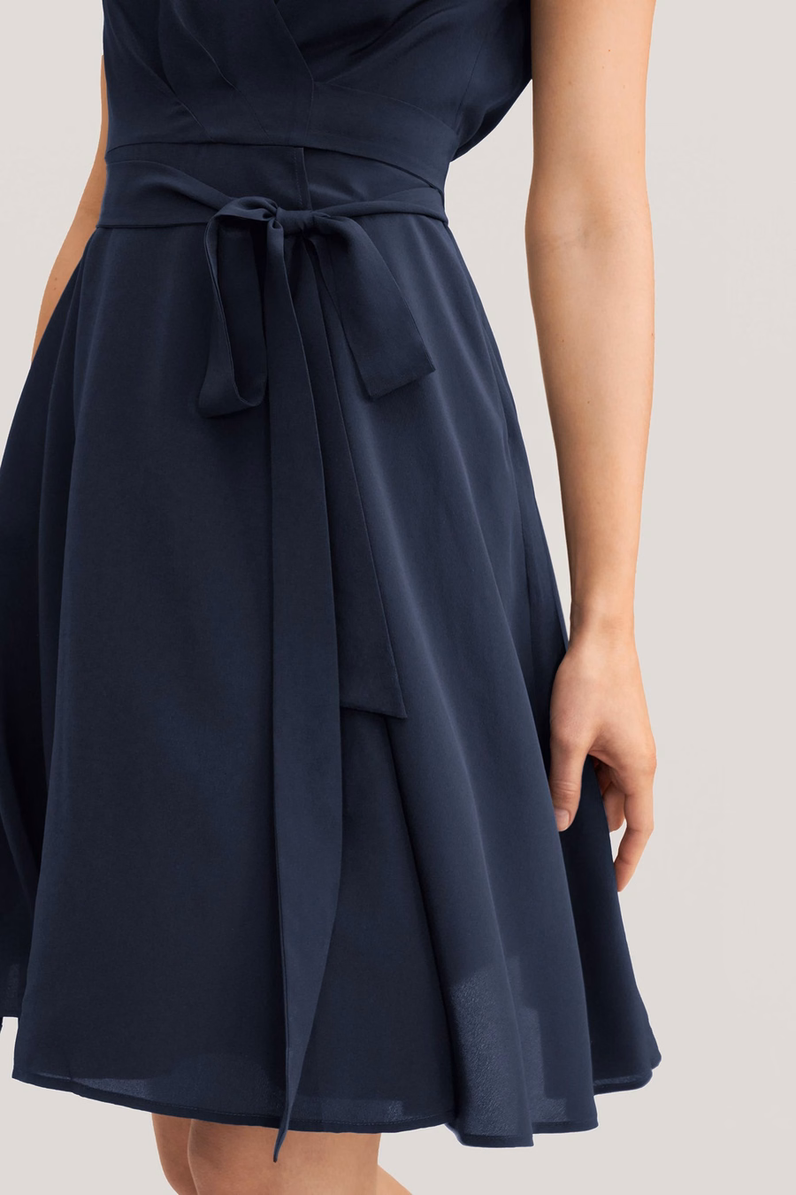 Figur-flatternder, seidenwrap Kleid