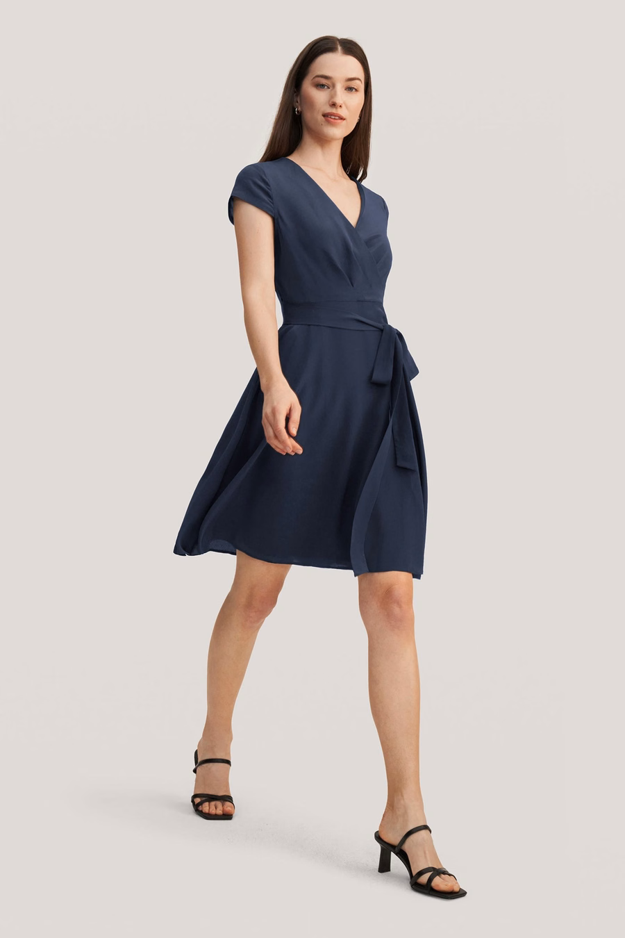 Figur-flatternder, seidenwrap Kleid