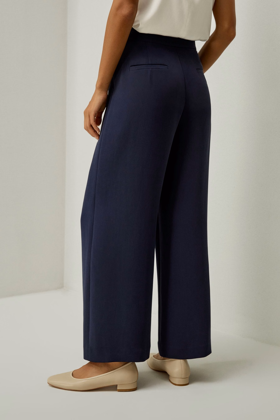 Seidene, weit geschnittene maßgeschneiderte Hose mit mittlerer Taille