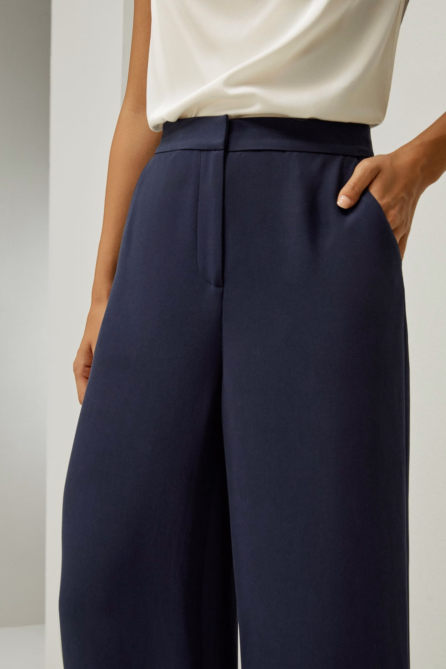 Seidene, weit geschnittene maßgeschneiderte Hose mit mittlerer Taille