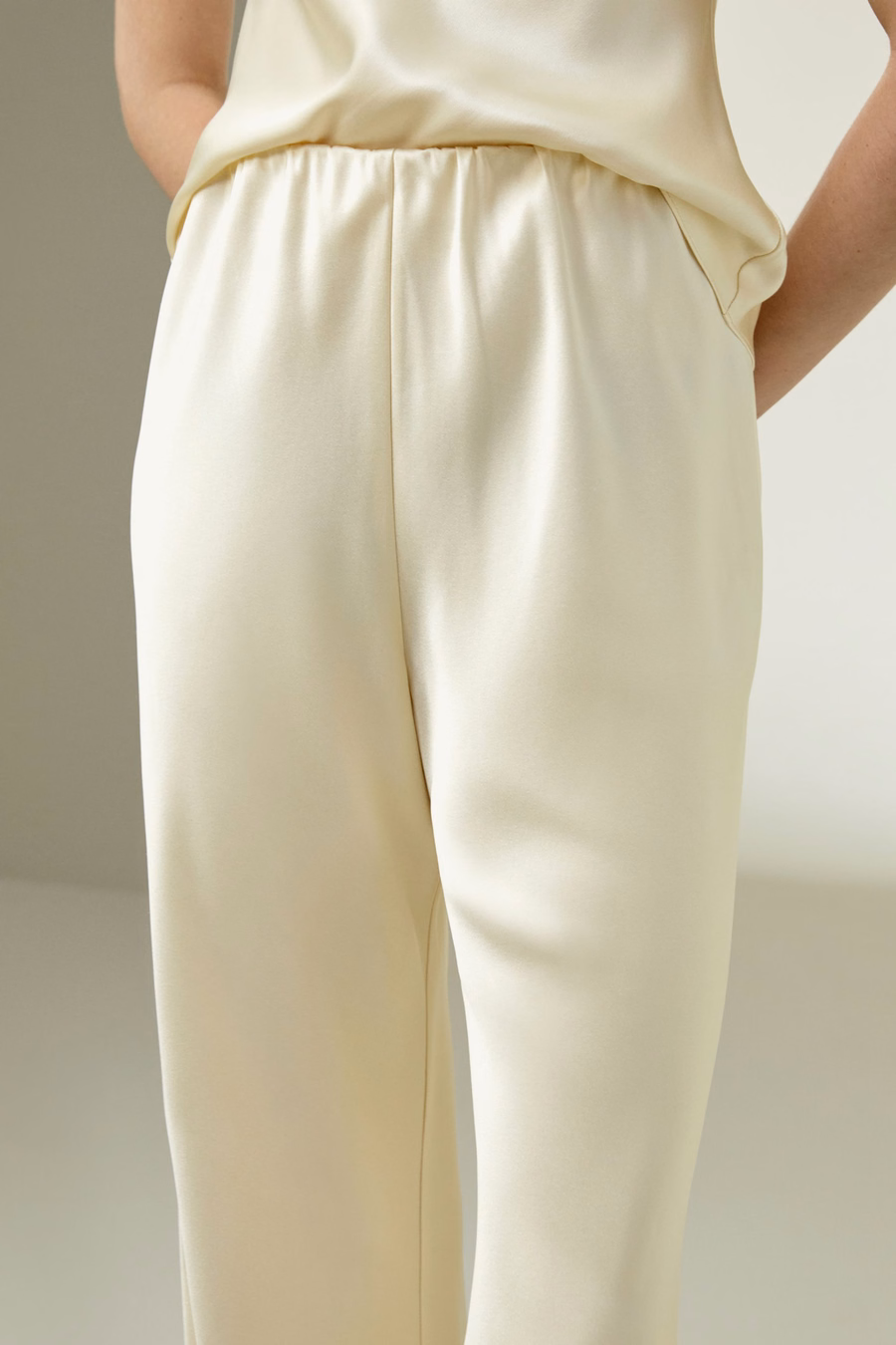 Vollständig schräg geschnittene Seidenhose