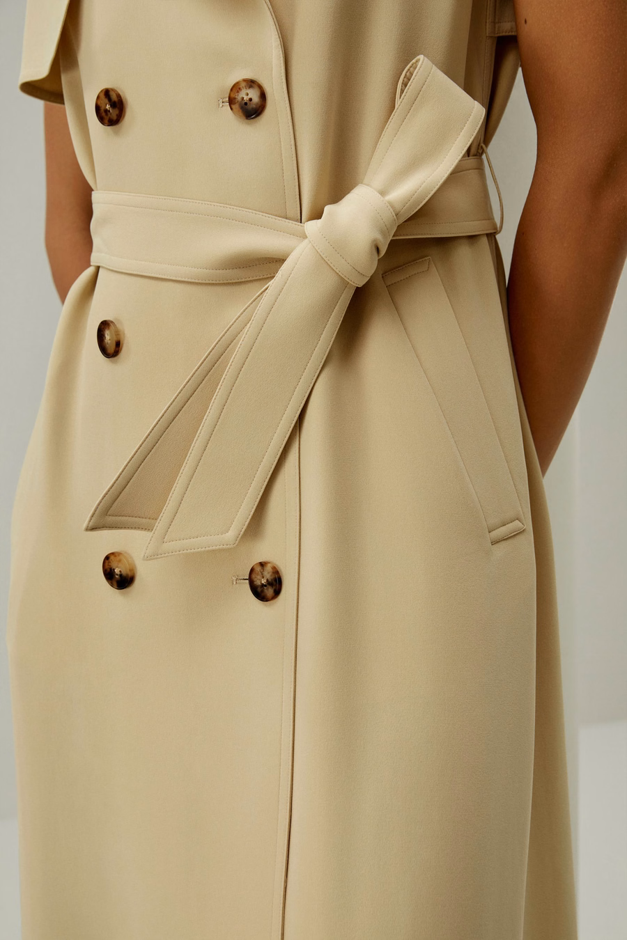 Schickes ärmelloses Trenchkleid