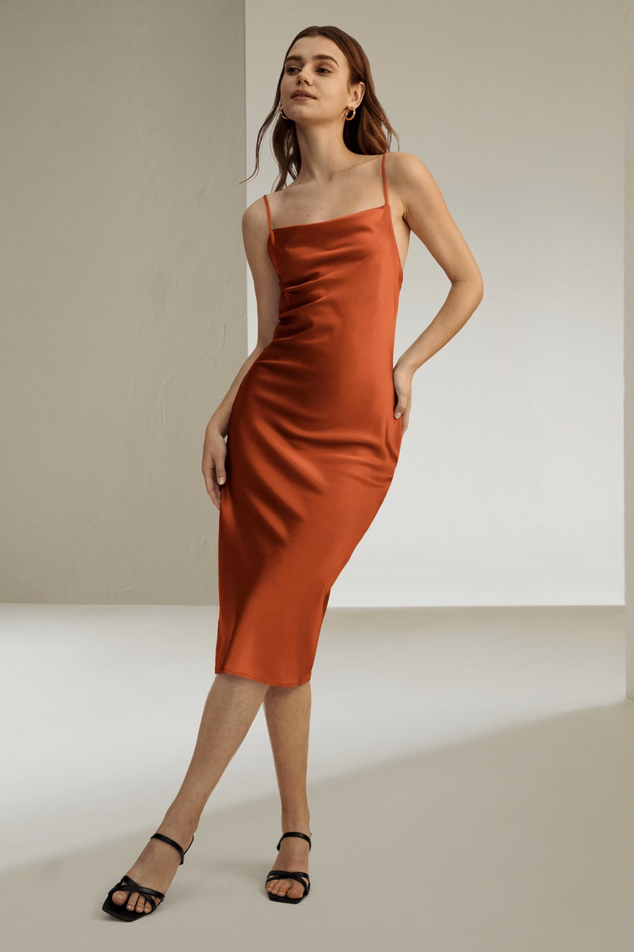 Elegantes verführerisches Cowl Neck Seidenkleid