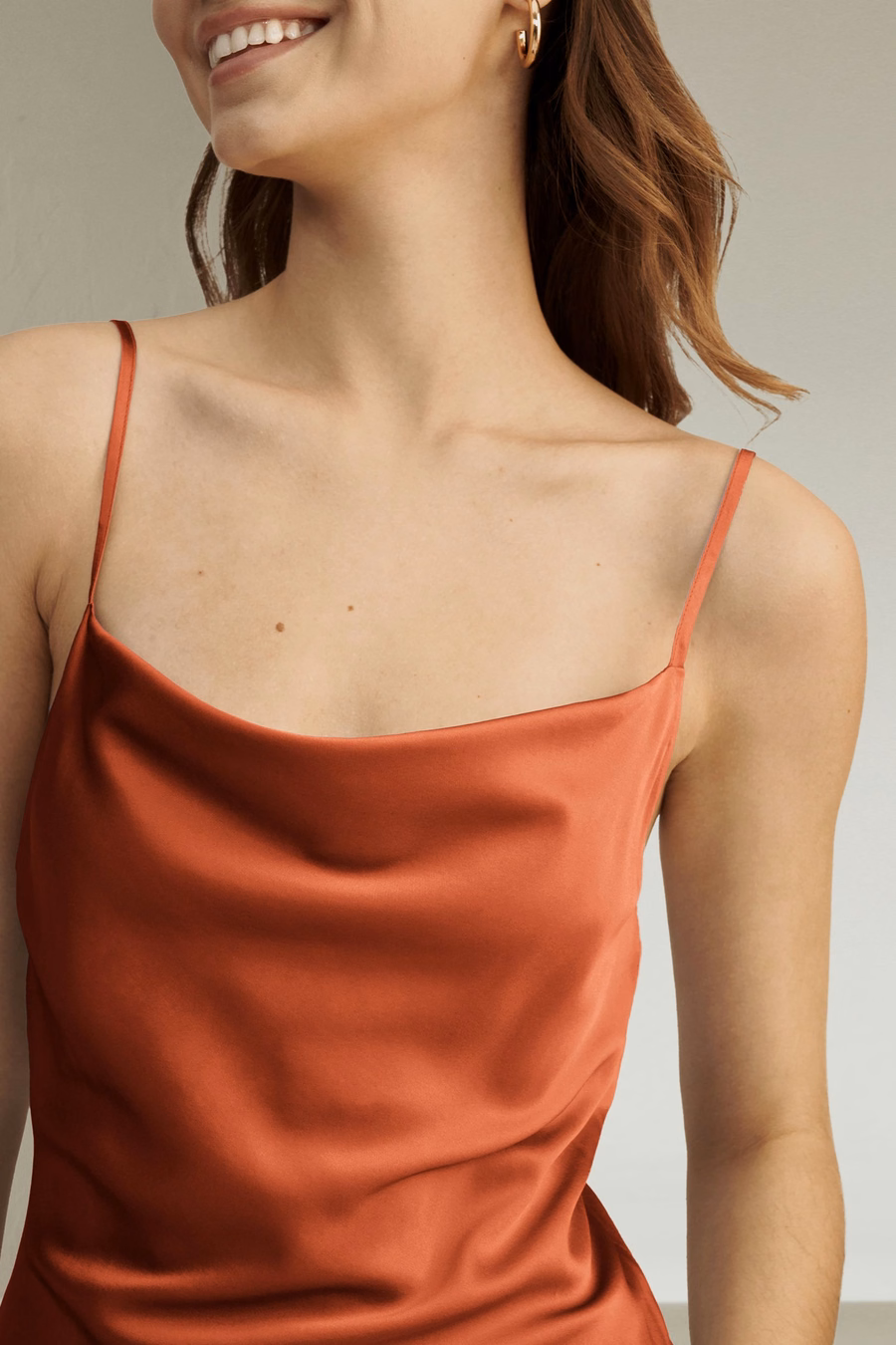 Elegantes verführerisches Cowl Neck Seidenkleid