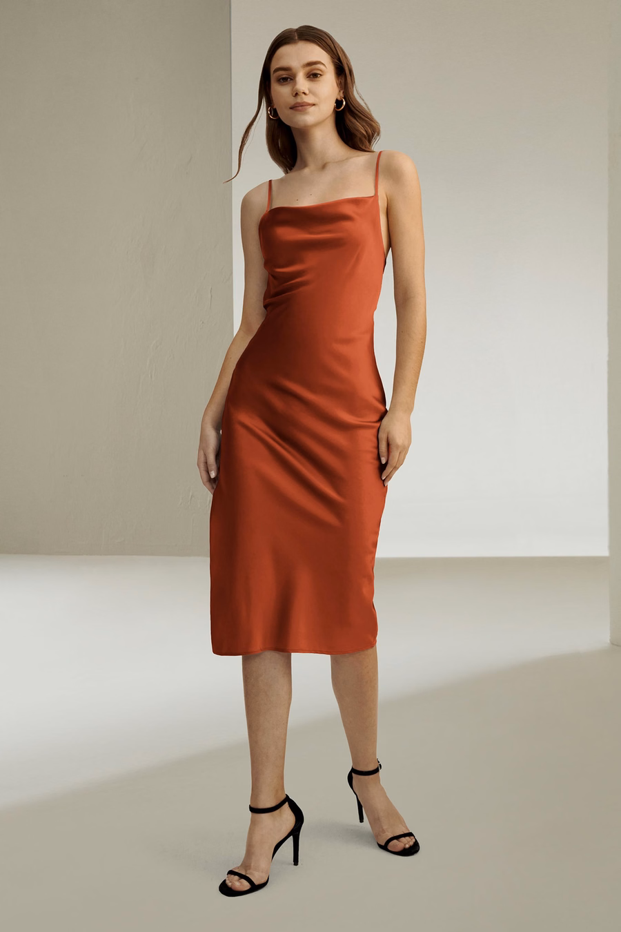 Elegantes verführerisches Cowl Neck Seidenkleid