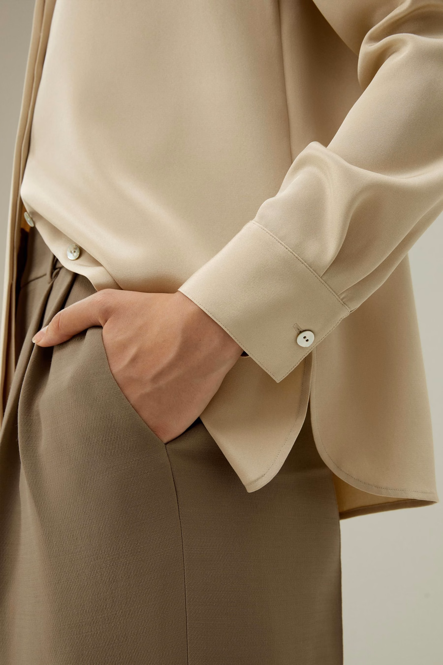 Elegante Seidenbluse mit Knöpfen