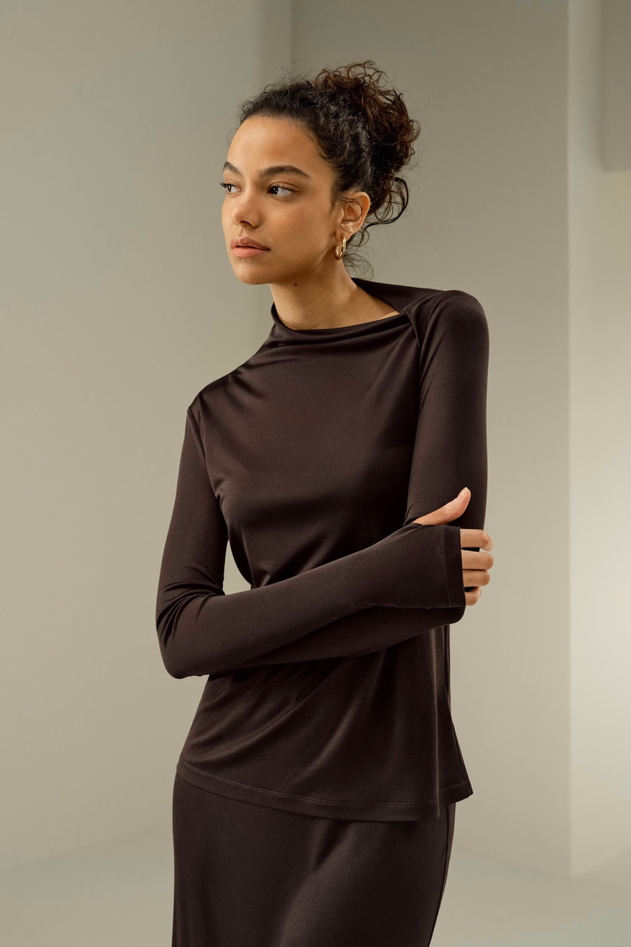 Schlanker, taillierter Seiden-Jersey-Langarm-Top