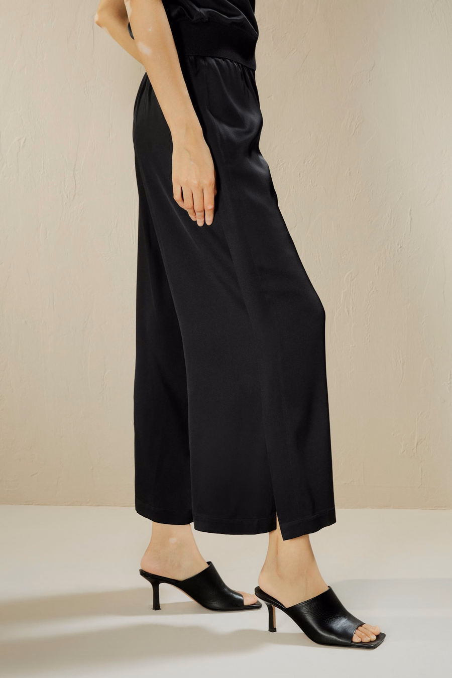 Weite, cropped Seidenhose
