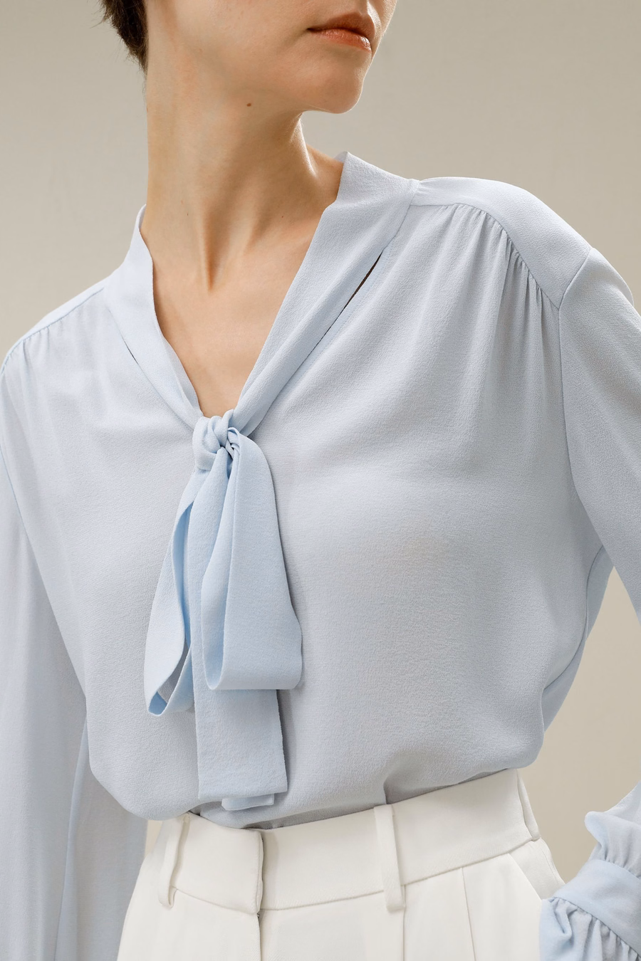 Seiden-V-Ausschnitt-Ribbon-Bluse