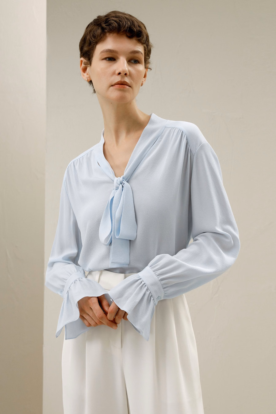 Seiden-V-Ausschnitt-Ribbon-Bluse