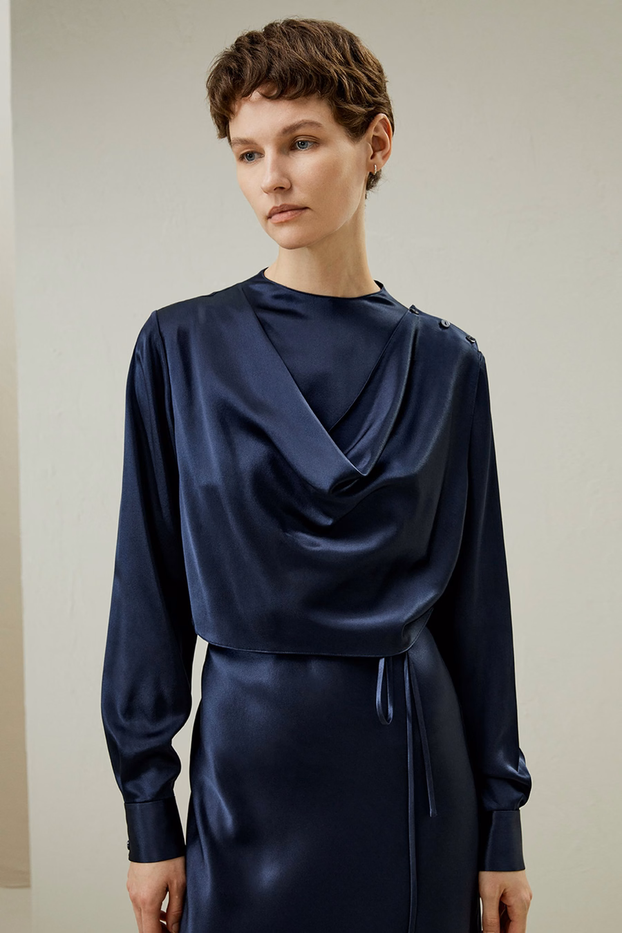 Mock Neck Seiden Midi Kleid