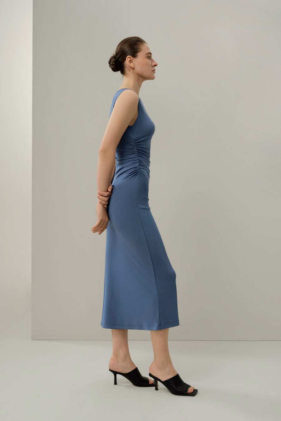 Seidenbreeze-Jersey schlankes, tailliertes asymmetrisches Kleid